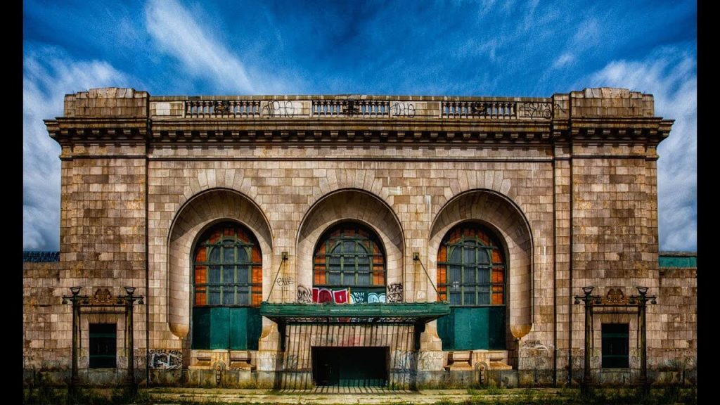 empty train station in oakland