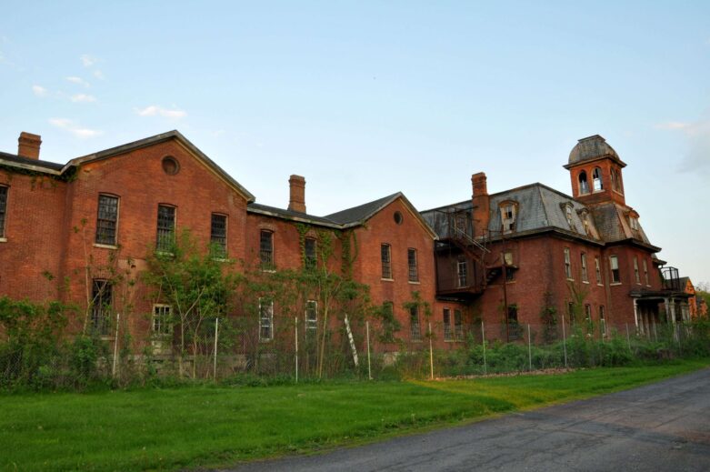 abandoned asylum in new york